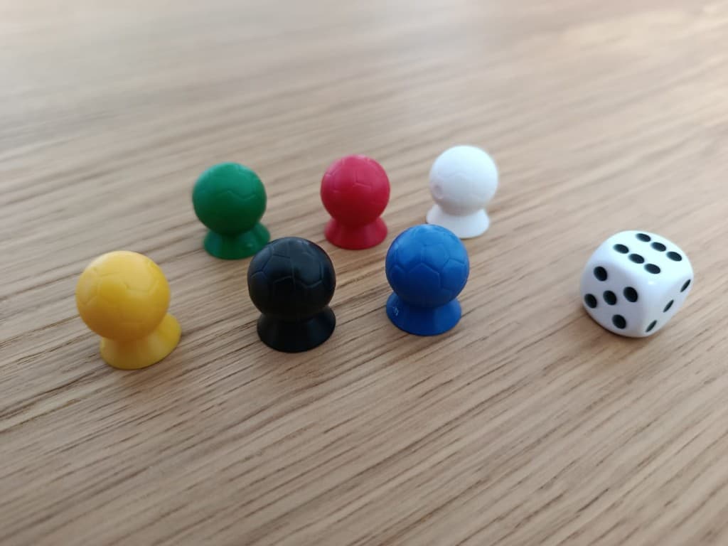 Pions colorés et dé de jeu